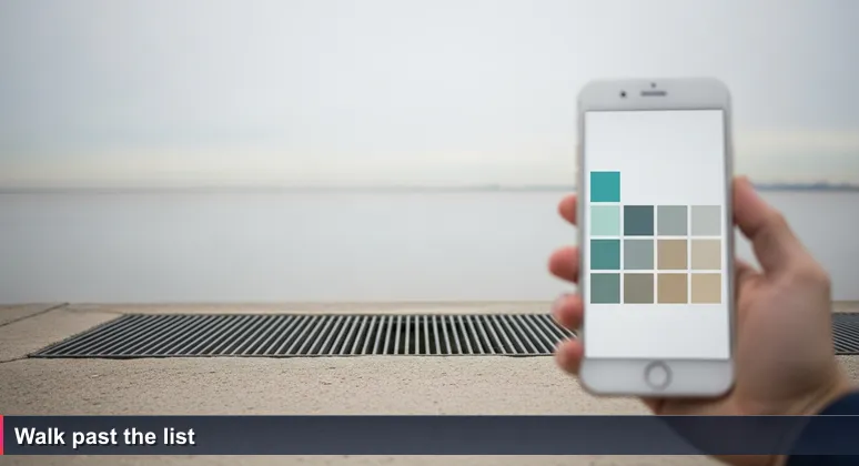 A cold public parrillero in Parque Rodó with a smartphone in the foreground showing a search for tech bootcamps, representing overlooked free options.